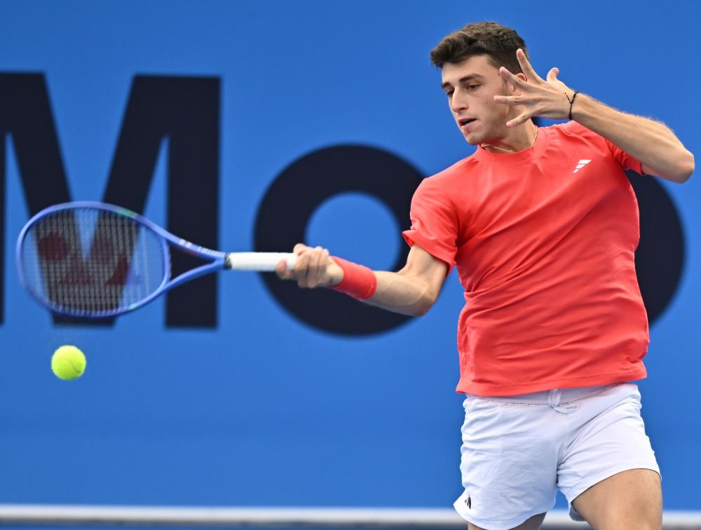 球运动员提 球运动员提